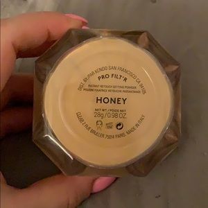 Fenty Pro Filt’r powder in shade honey 🍯